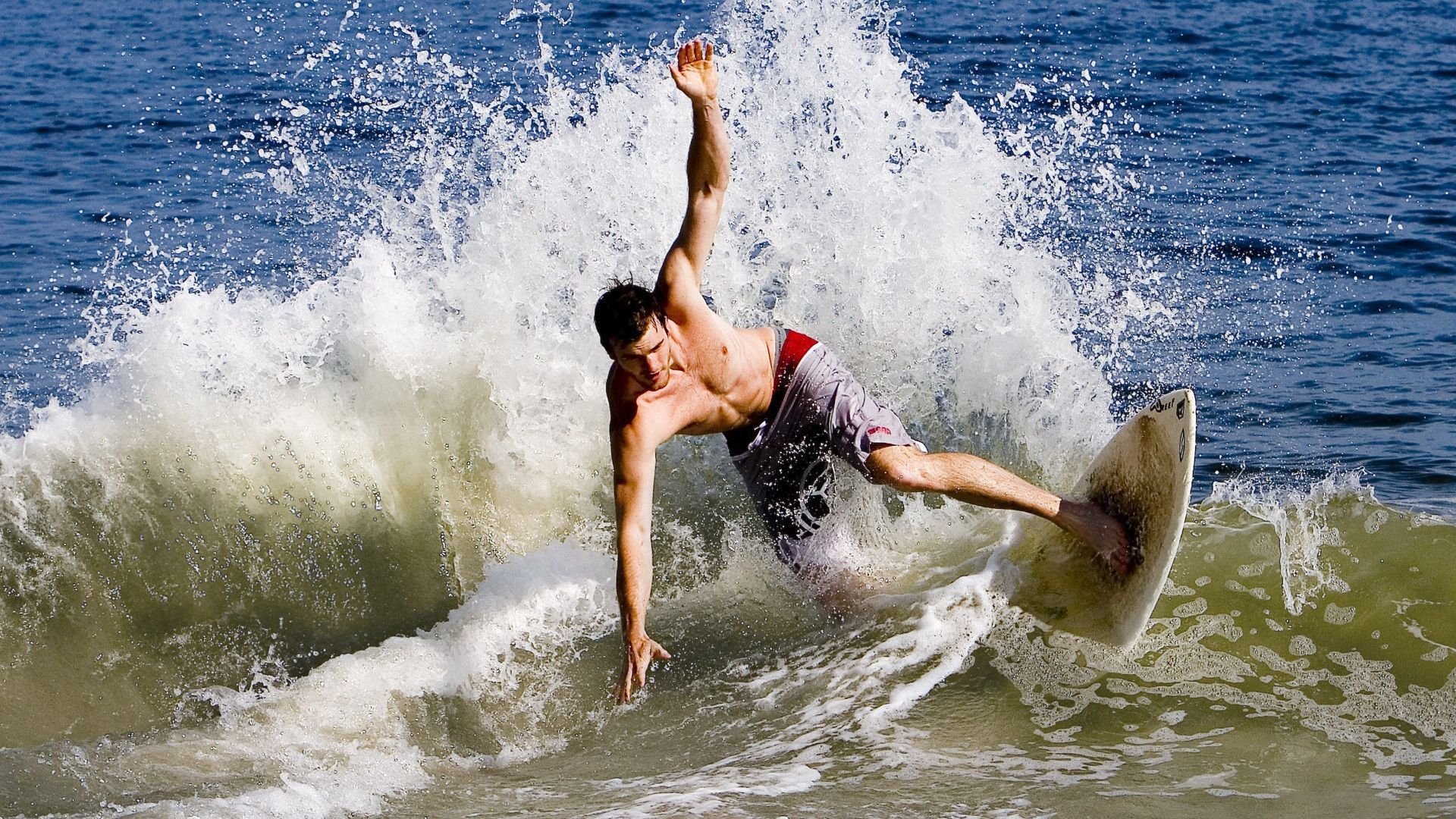 绿茵场与橄榄球场,当西甲德比之魂照亮南半球的新传奇